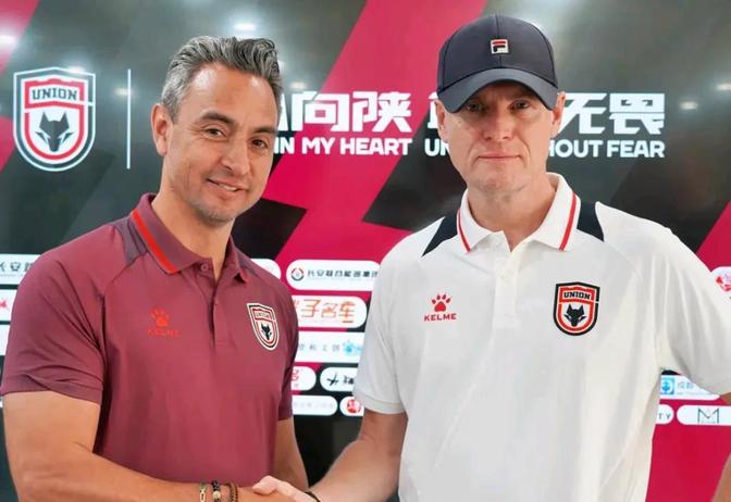 包含阿贾克斯发布备战花絮，今夜再遭质疑，足总杯任务艰巨，球队文化再被提及的词条